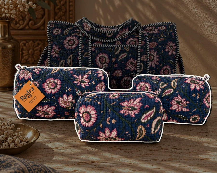Bolsa de viaje acolchada Beas con sus tres neceseres a juego, flores rosas sobre azul marino