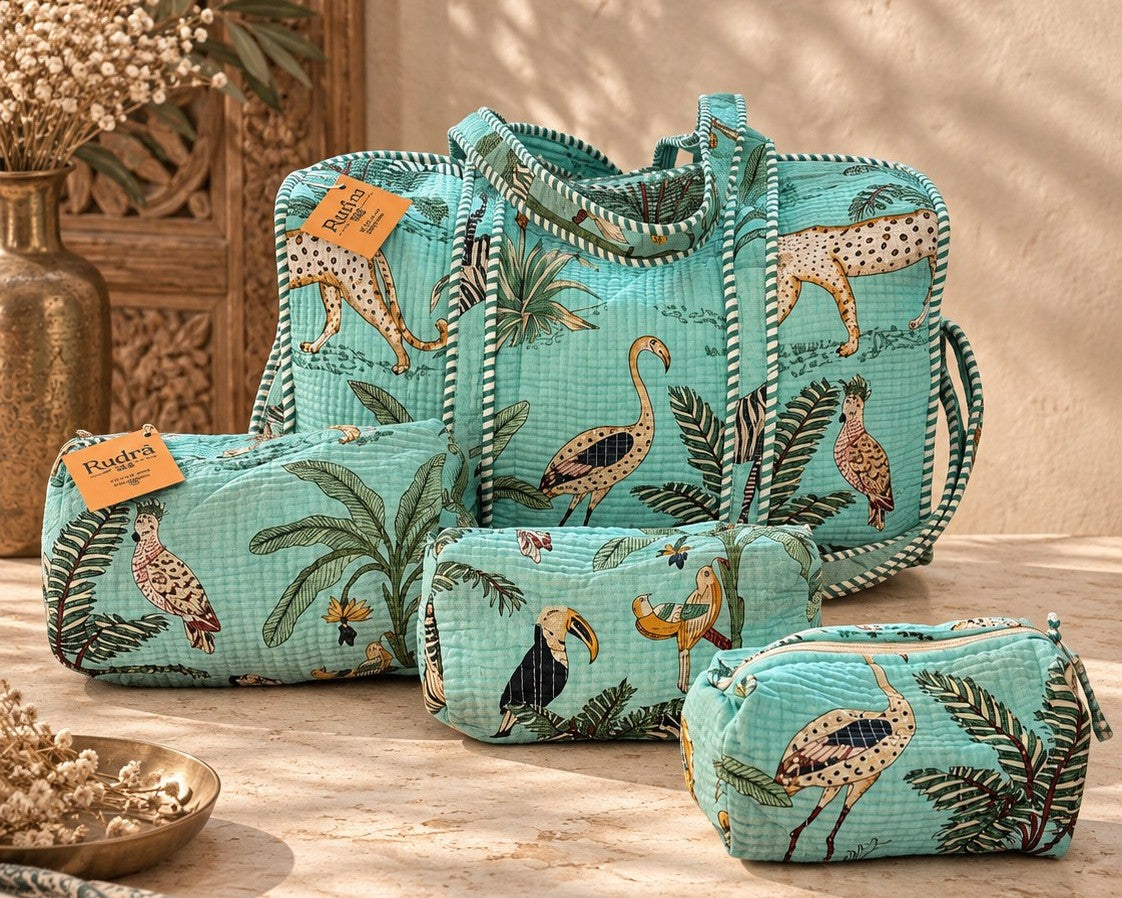 Bolsa de viaje acolchada Kaveri con sus tres neceseres a juego, animales y plantas tropicales sobre turquesa